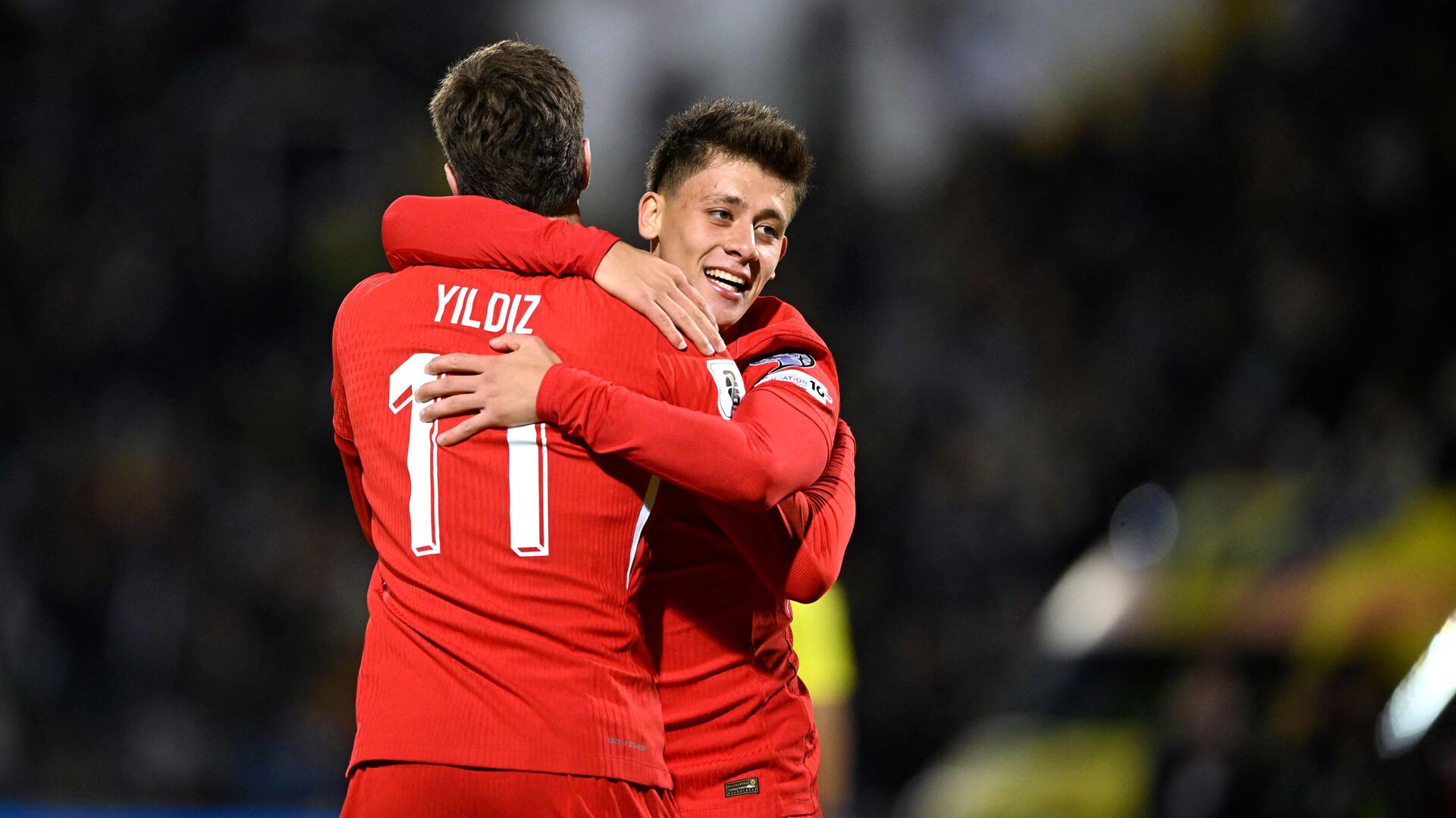 Yildiz og Güler omfavner hinanden