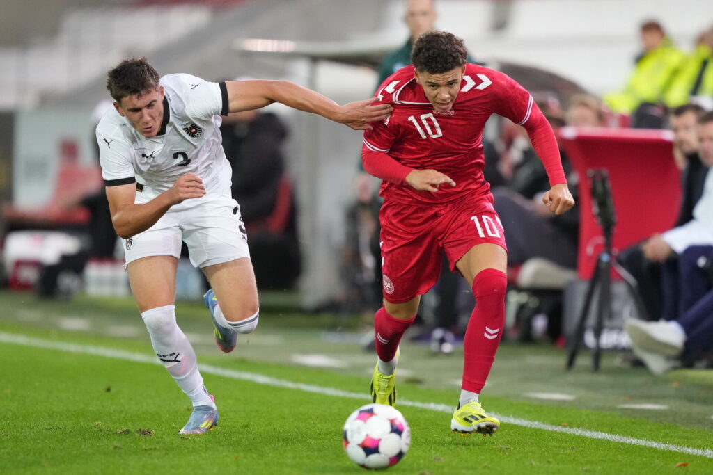 Clement Bischoff bliver trukket i trøjen af en østriger i en kamp for det danske U21-landshold