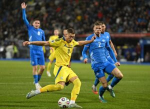 Ukraine i færd med at score et mål mod Island.