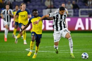 William Osula løber fra en forsvarsspiller fra Royale Union.