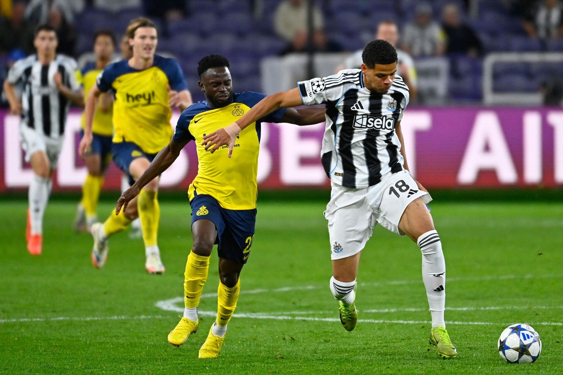 William Osula løber fra en forsvarsspiller fra Royale Union.