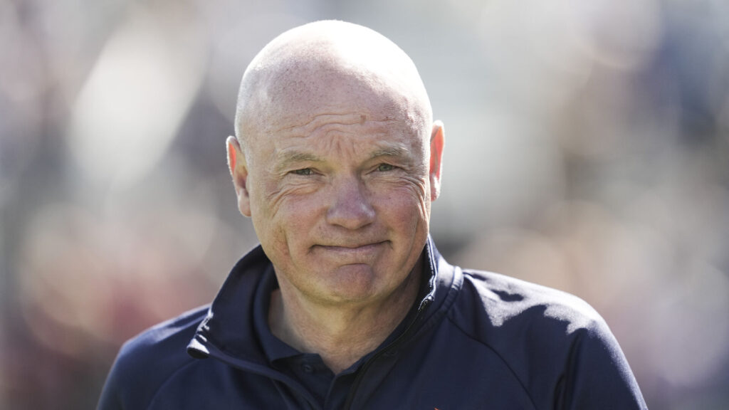 Uwe Rösler ser tilfreds ud med et lille smil.