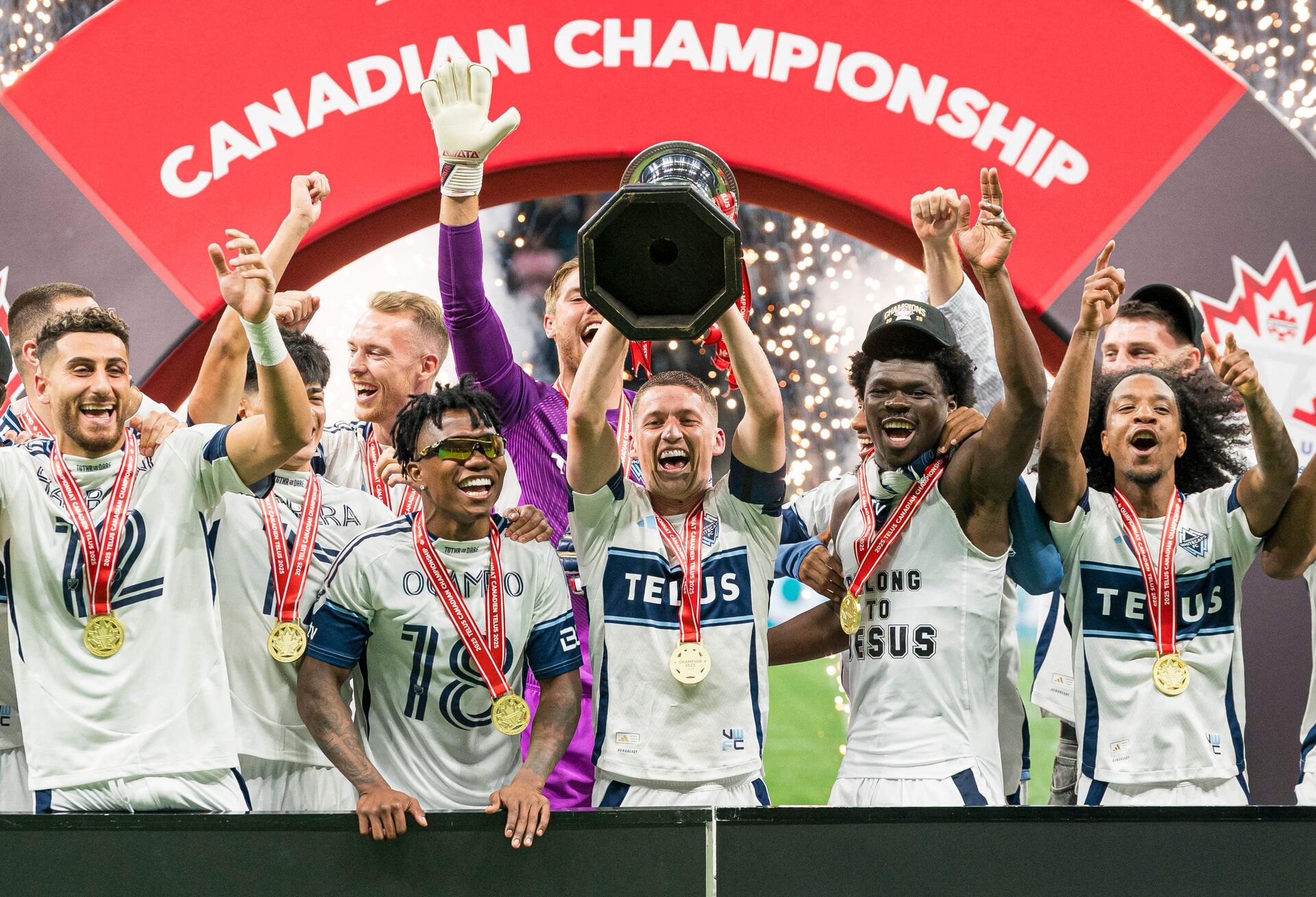 Vancouver Whitecaps løfter pokalen.