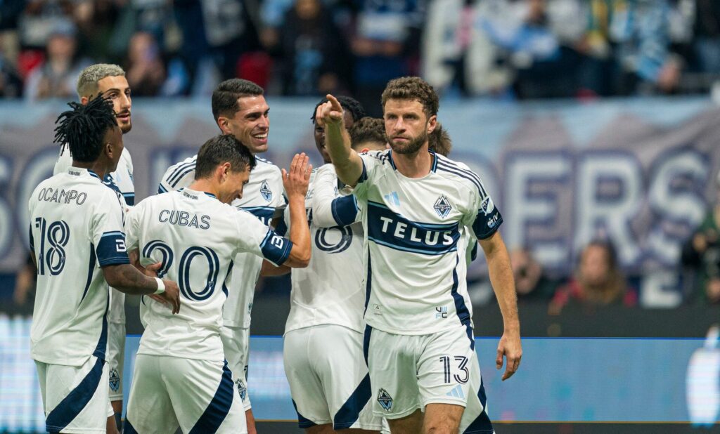 Thomas Müller peger efter sin scoring mod FC Dallas.