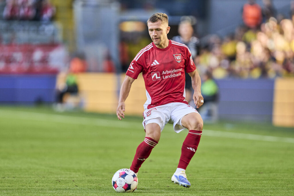 Duelund modtager bolden i kamp for Vejle