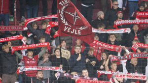 Vejle-flag foran fans med tørklæder