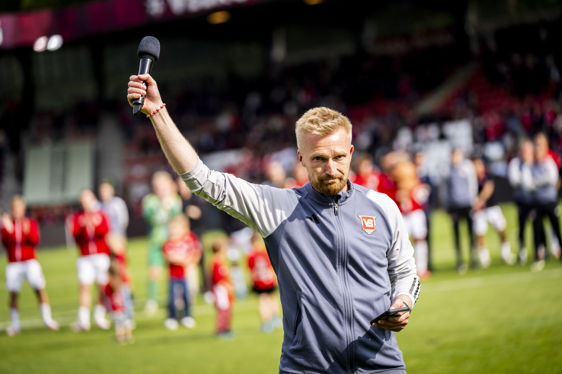 Kielstrup med mikrofon i hånden