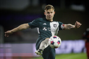 Thomas Gundelund sparker til bolden.