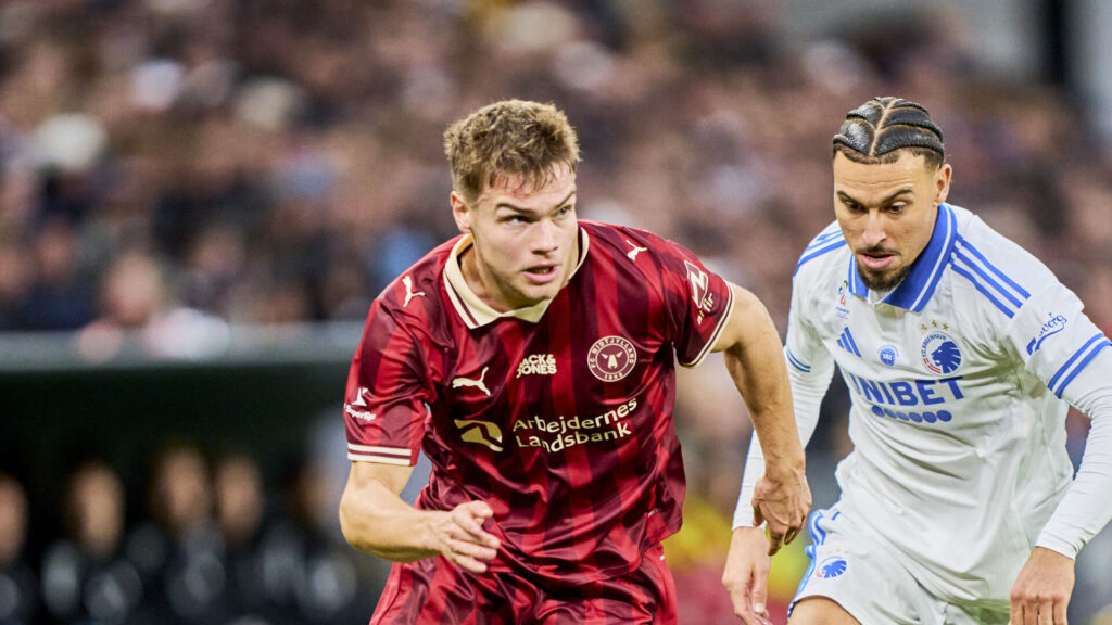 Victor Bak i duel med Jordan Larsson