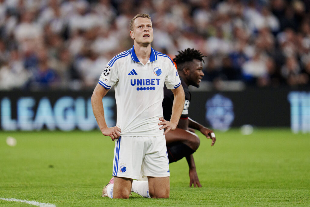 Viktor Claesson på knæ midt på banen.