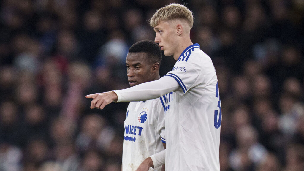 Dadason peger og Moukoko står bagved