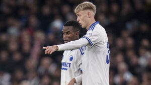 Dadason peger og Moukoko står bagved