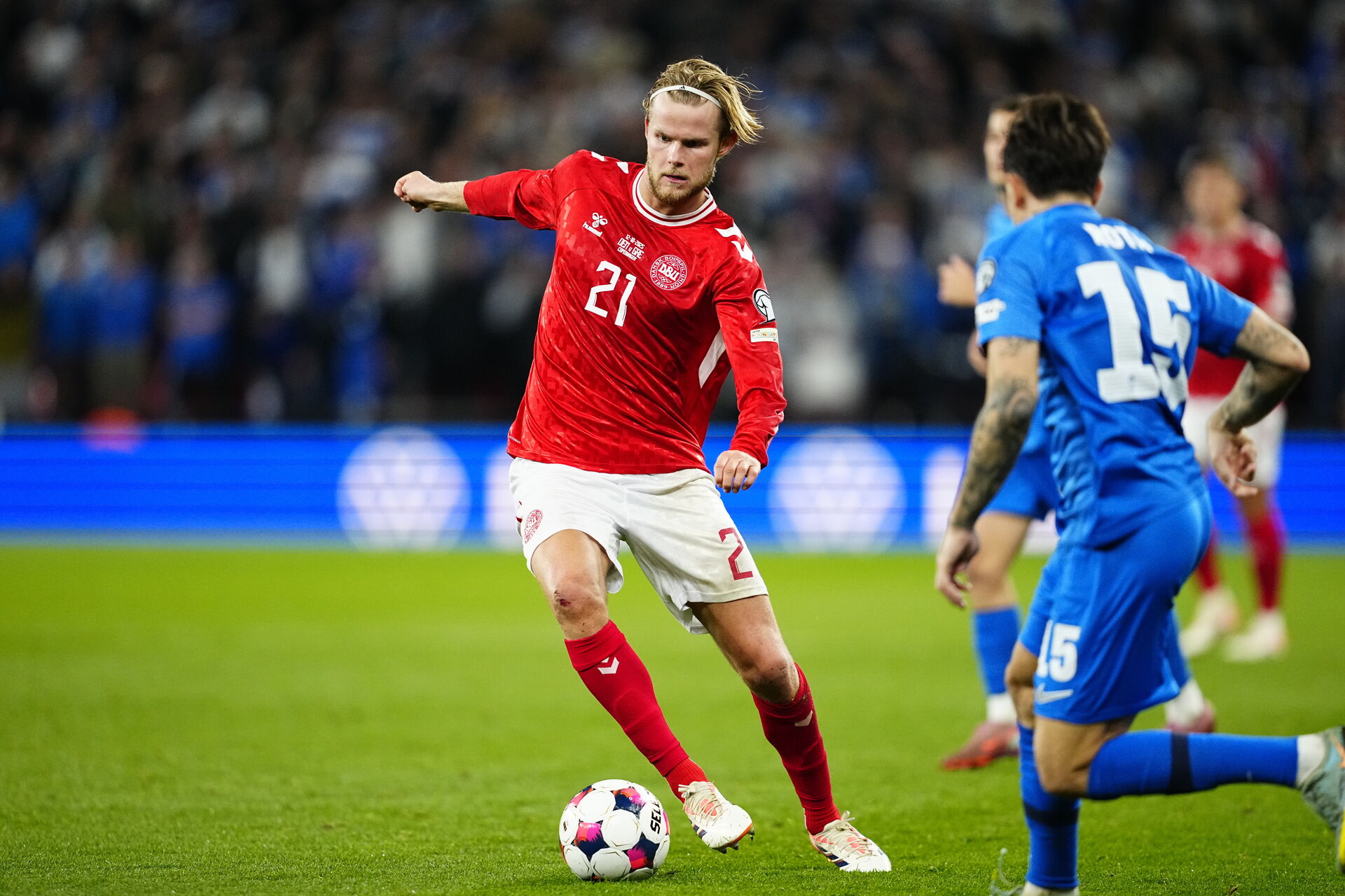 Morten Hjulmand på bolden mod Grækenland.