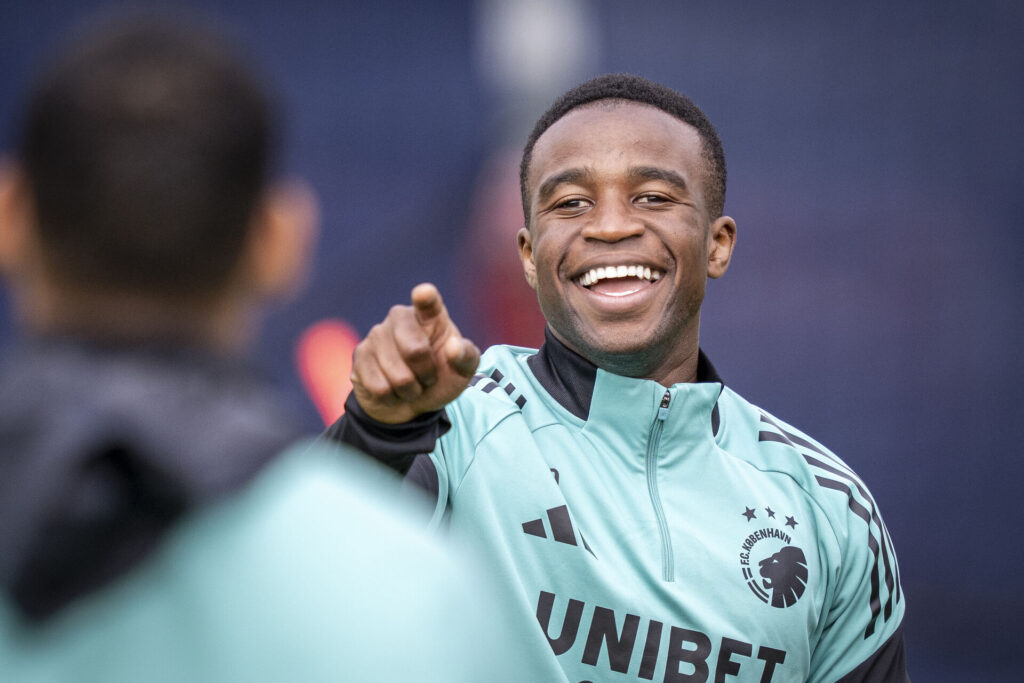 Youssoufa Moukoko peger ind i kameraet.