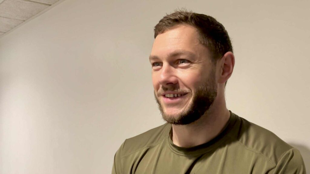 Henrik Dalsgaard interviewes efter træning på Fredensvang.