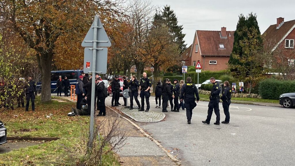 AaB-fans snakker med politiet