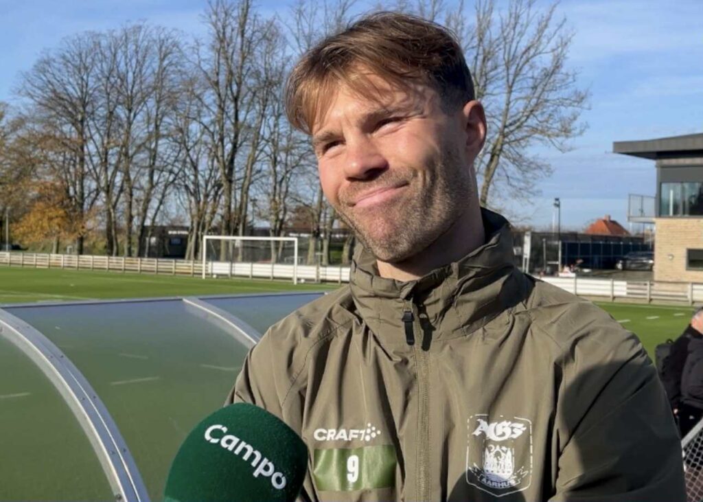 Patrick Mortensen interviewes efter træning på Fredensvang.