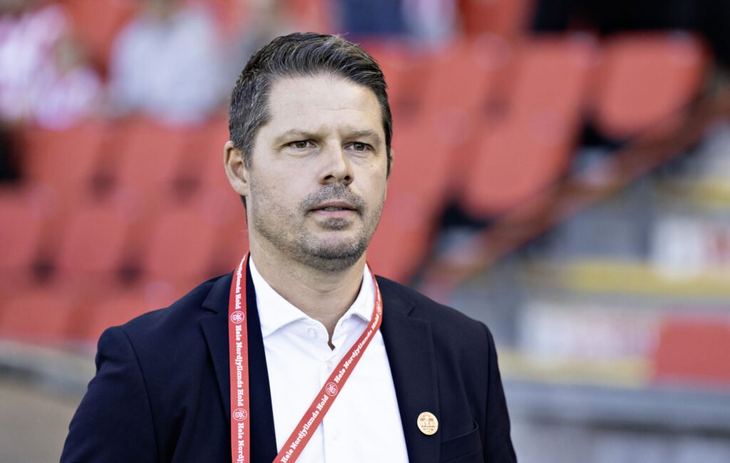 AaB's direktør med jakkesæt forud for en kamp