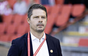 AaB's direktør med jakkesæt forud for en kamp