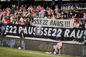 AaB-fans protesterer mod ejerforholdene i klubben.