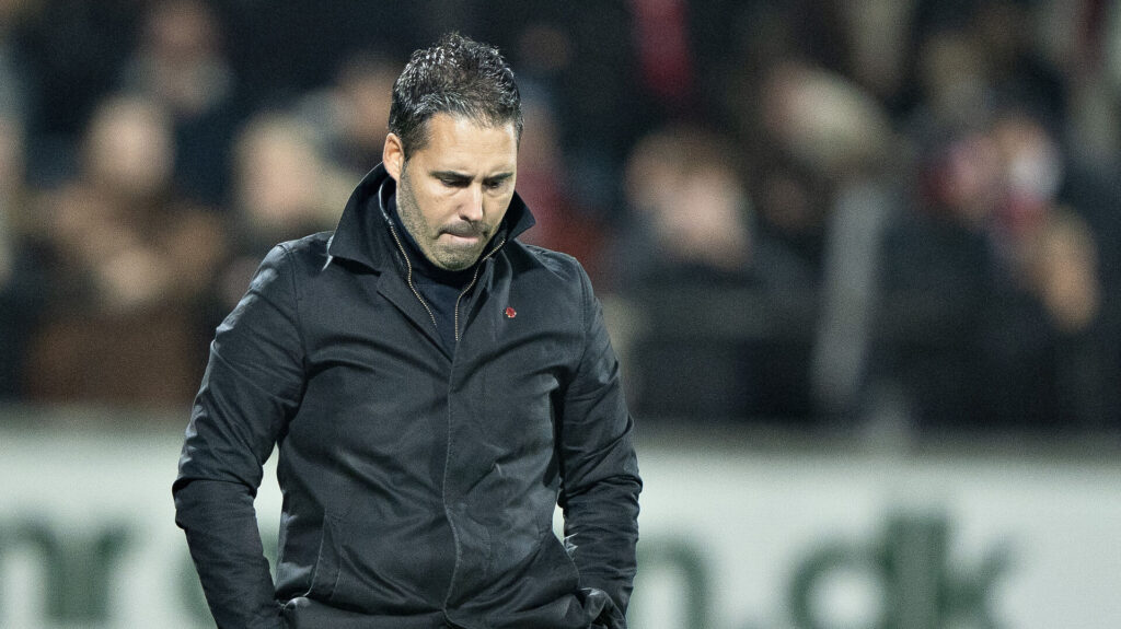 Marti Cifuentes med hovedet nedad.