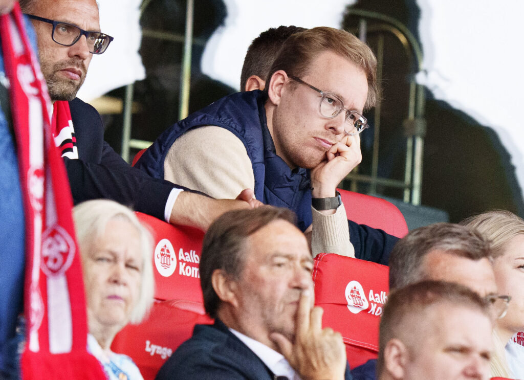Jan Peters på tribunen i Aalborg bagved Lynge Jakobsen
