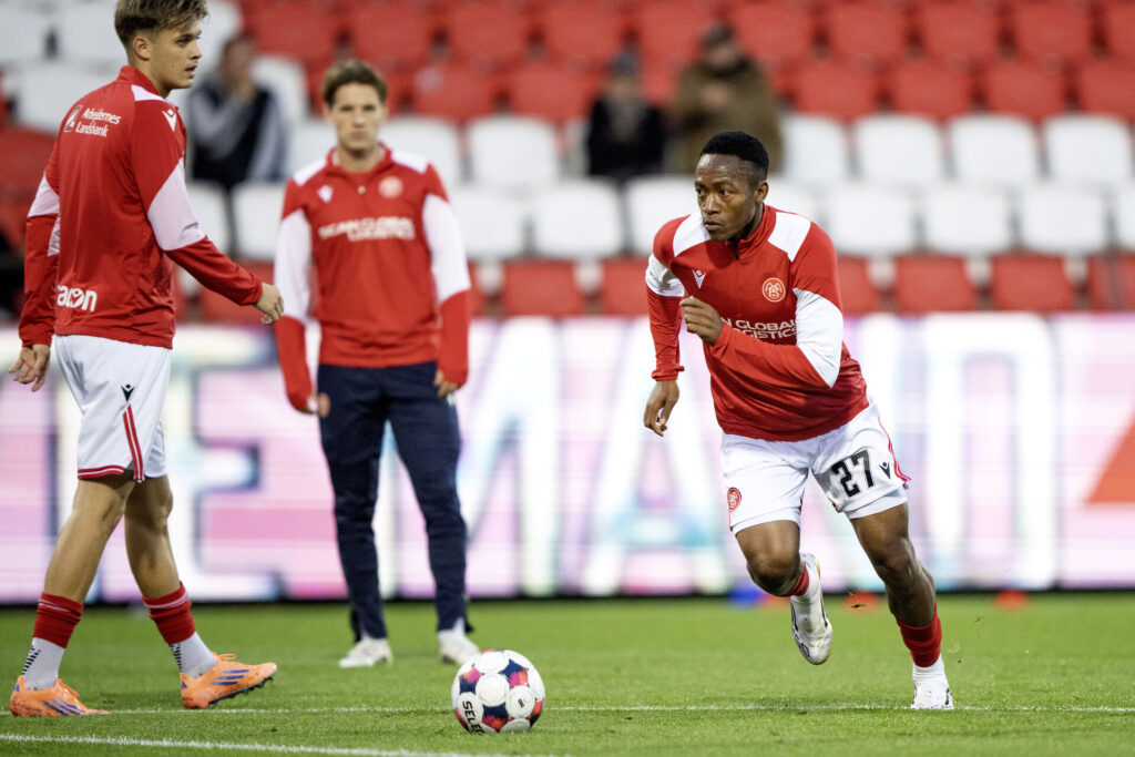 Kelvin John varmer op for AaB.