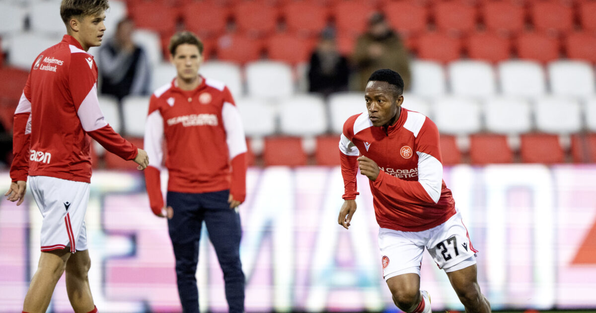 AaB sender angriber til AFCON AaBs Kelvin John under opvarmningen til 1. divisionskampen mellem AaB og HB Køge på Aalborg Portland Park i Aalborg torsdag den 2. oktober 2025.
