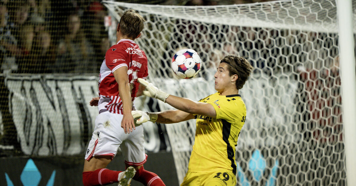 AaB og Horsens går uforløst på vinterpause AaBs Kornelius Normann i duel med HB Køges målmand Noah Sømmergaard under 1. divisionskampen mellem AaB og HB Køge på Aalborg Portland Park i Aalborg torsdag den 2. oktober 2025.