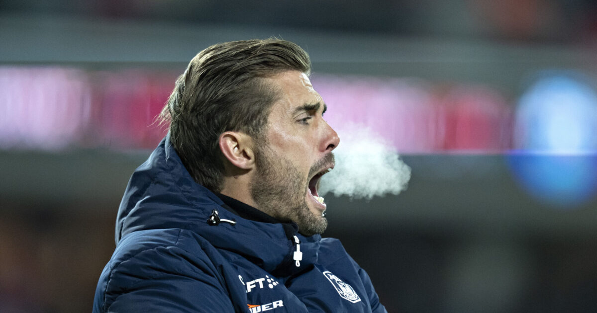 Inden FCK: ‘Vi skal skyde brystet frem’ Her råber Jakob Poulsen højt. Det gør han ofte - i dette efterår har det dog sjældent været i utilfredshed. Foto: Henning Bagger/Ritzau Scanpix