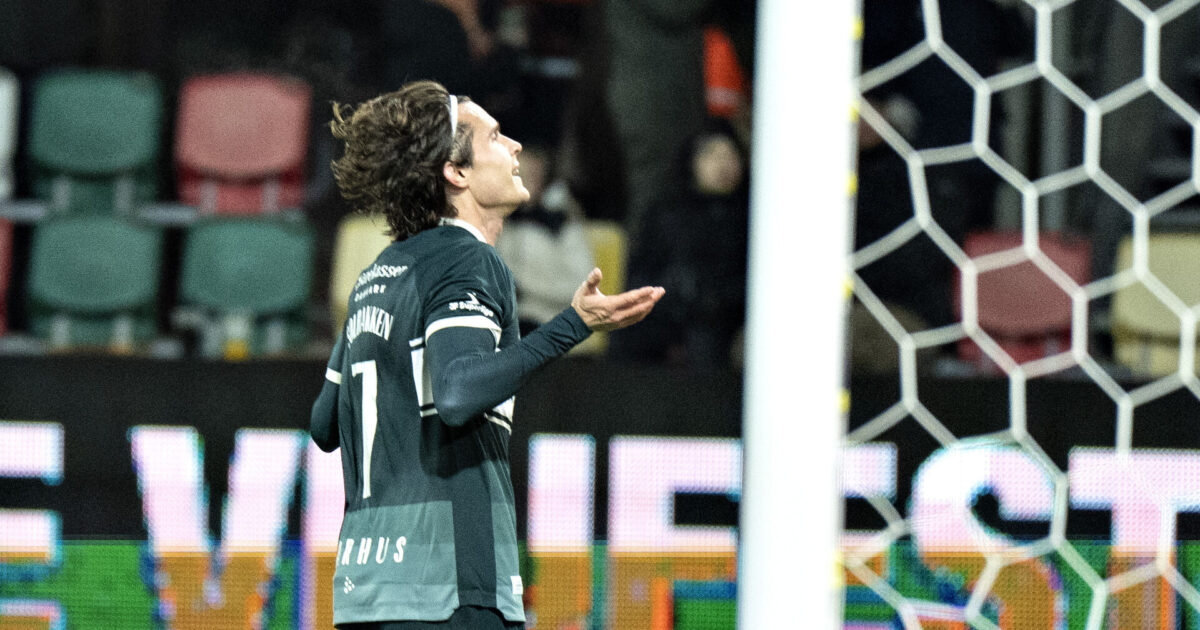 Målfarlig på kunst: Skal også gøres på græs Foto: Henning Bagger/Ritzau Scanpix