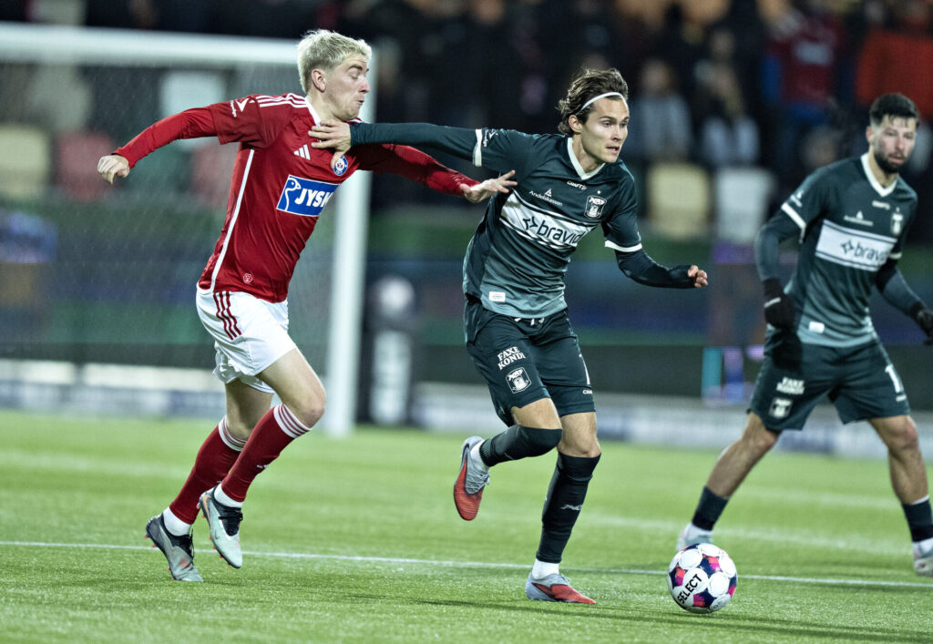 Markus Solbakken i duel med en Silkeborg-spiller.