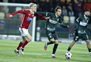 Markus Solbakken i duel med en Silkeborg-spiller.