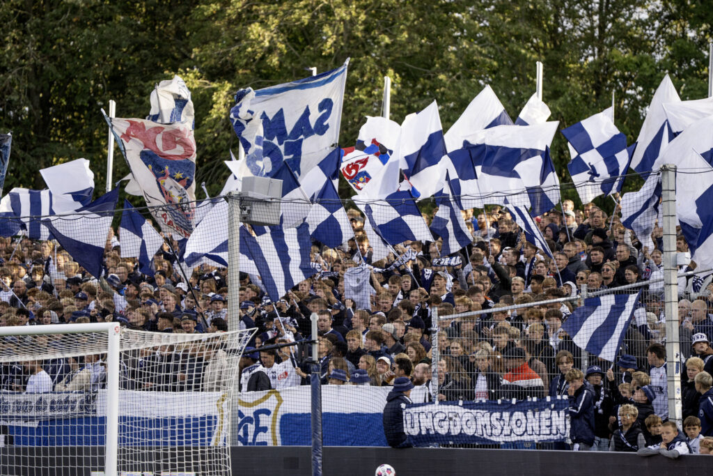 En masse AGF-fans flager