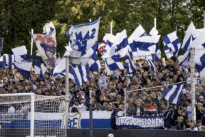 En masse AGF-fans flager
