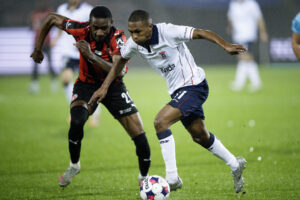 Gift Links på bolden under AGF's kamp mod FC Midtjylland.
