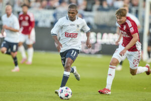 Gift Links på bolden under AGF's kamp mod Vejle Boldklub.