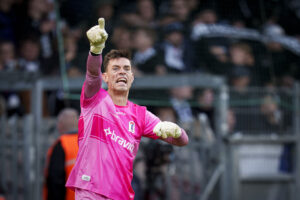 Jesper Hansen peger under en kamp for AGF