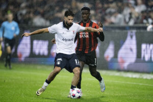 Kevin Yakob fastholder bolden.