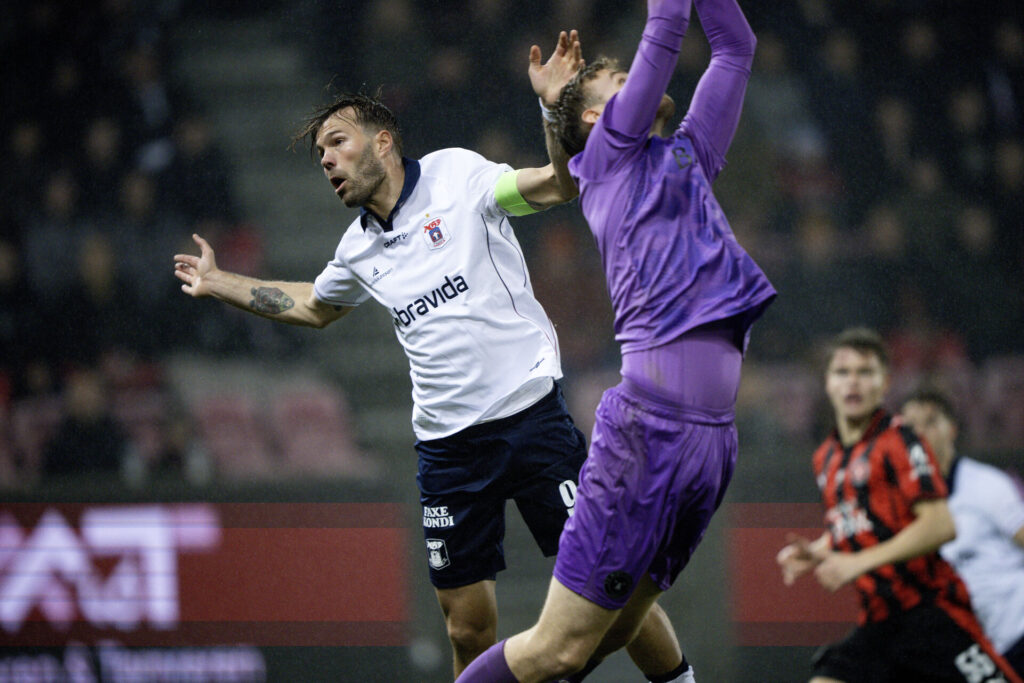 Patrick Mortensen header under en kamp for AGF