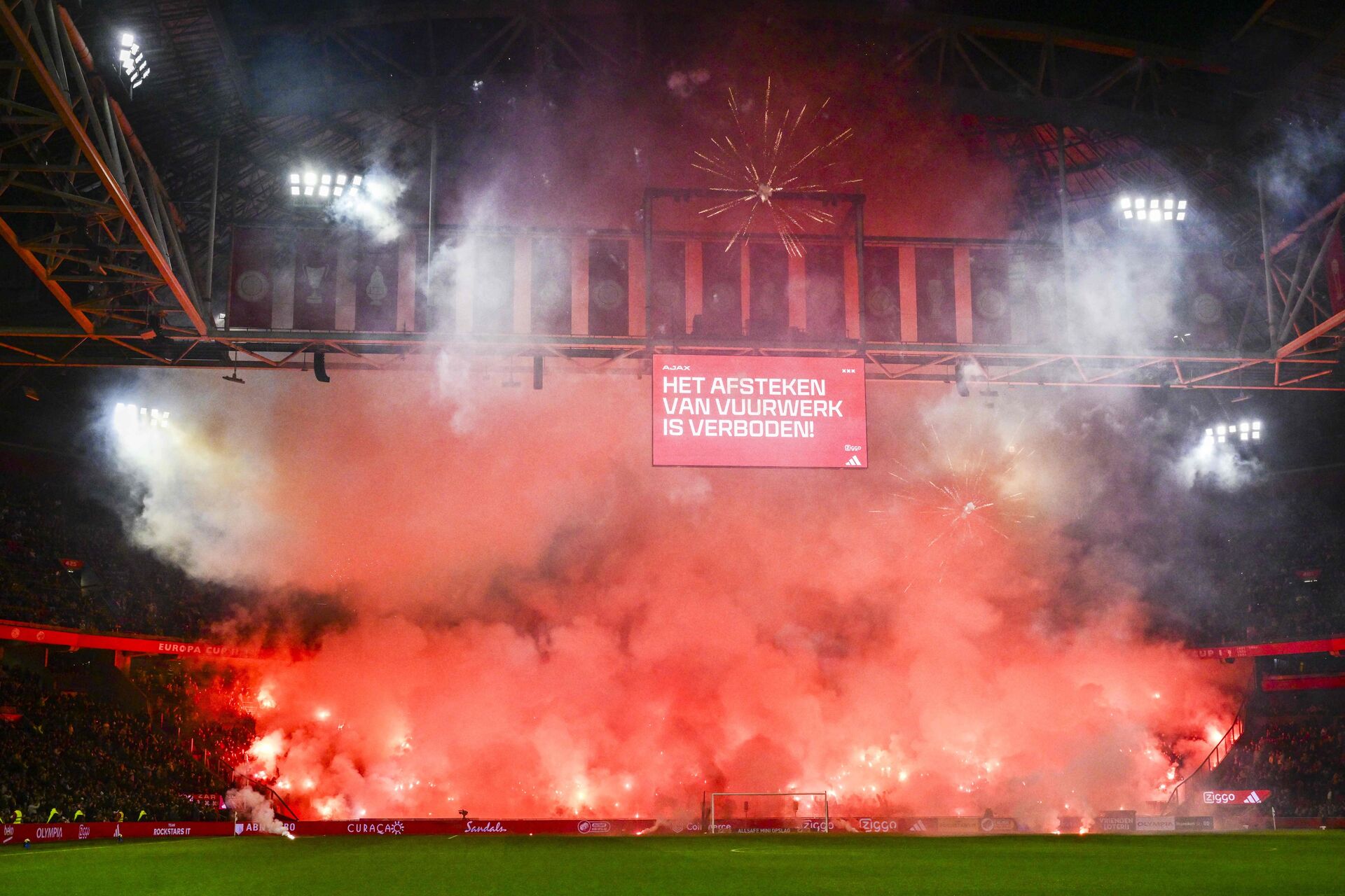Ajax raser og undskylder: Brugte hunde til at opspore pyro foto
