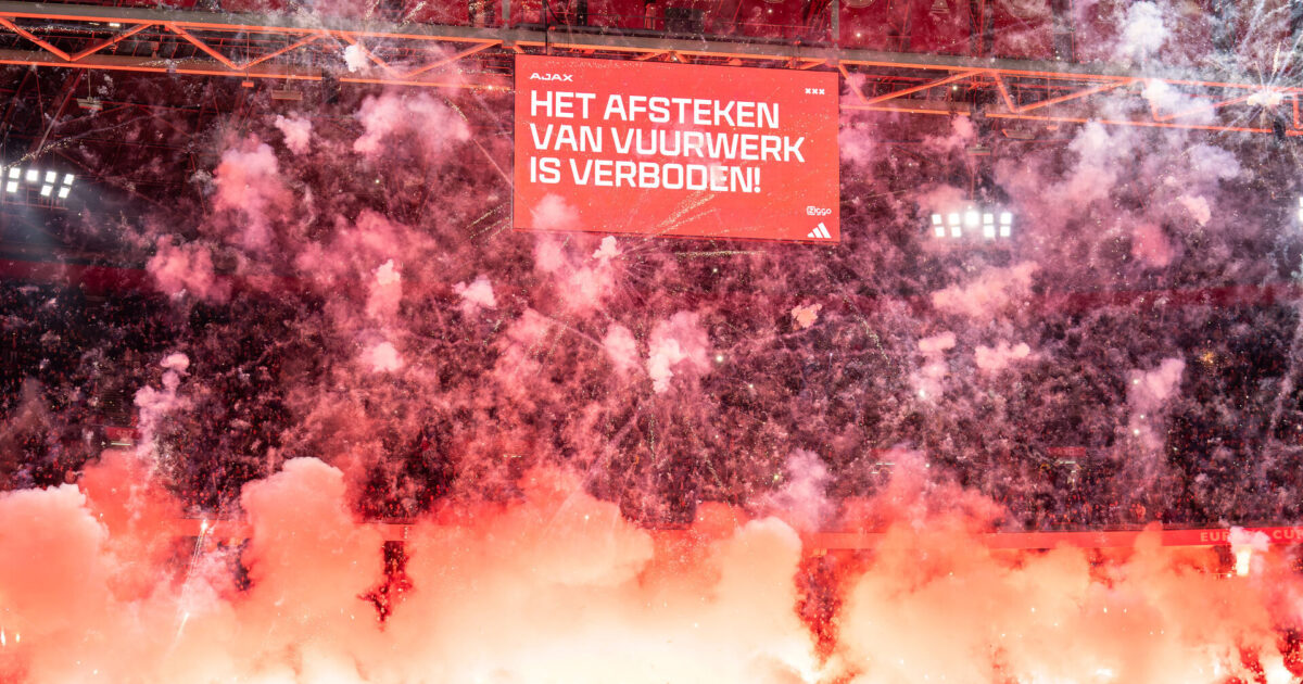 Vanvittigt: Ajax-fans afbryder kamp til ære for afdød fan Foto: Imago/Ritzau Scanpix