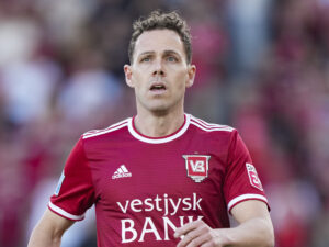 Anders K. Jacobsen kigger op i kamp for Vejle