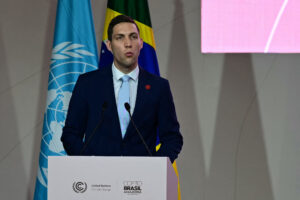 Andreas Bjelland Eriksen snakker ved talerstolen.