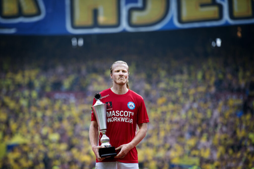 Simon Jakobsen med pokalen som årets pokalfighter.