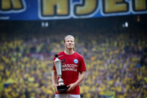 Simon Jakobsen med pokalen som årets pokalfighter.