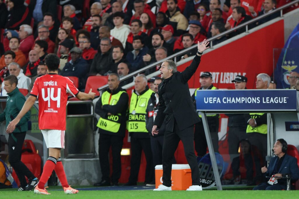 Kasper Hjulmand har armen i vejret.