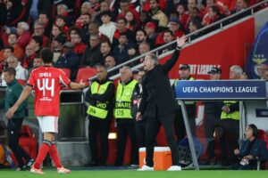 Kasper Hjulmand har armen i vejret.