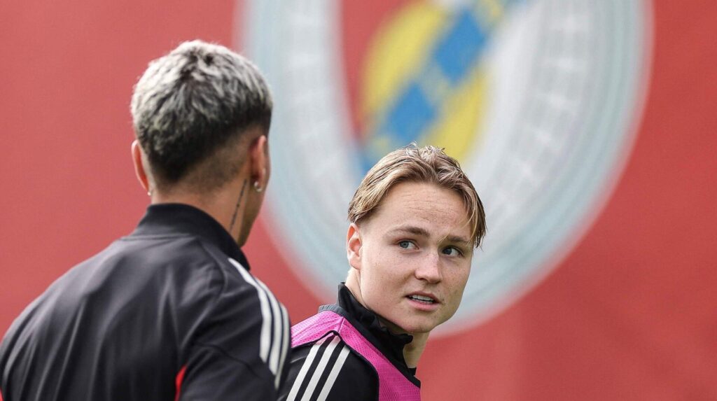 Schjelderup foran Benfica-logo