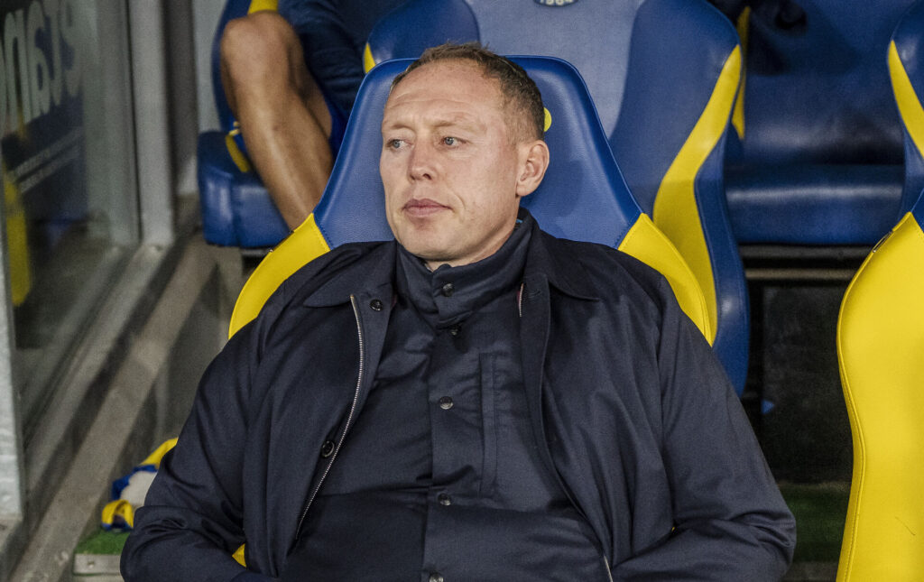 Cooper kigger til venstre